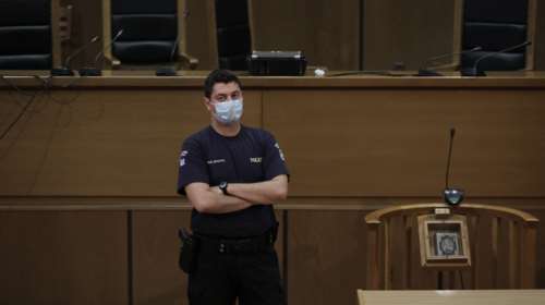 Πάτρα: Αρπάχτηκαν μέσα στο δικαστήριο - Χειροπέδες σε μάρτυρα που χτύπησε αστυνομικό