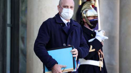 Σάλος στη Γαλλία: Ο υπουργός Παιδείας παρουσίασε τα μέτρα στα σχολεία από... θέρετρο στην Ίμπιζα