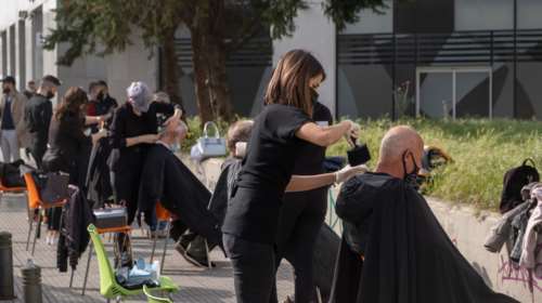 Πράξη ανθρωπιάς στη Θεσσαλονίκη: Κομμωτές της πόλης κούρεψαν άστεγους για το Πάσχα [Εικόνες]