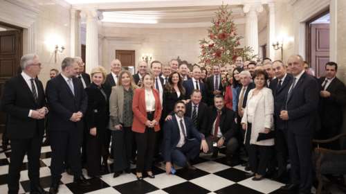 Εορταστική συνάντηση Μητσοτάκη με τους βουλευτές to Know us better και για τις ευχές των Χριστουγέννων- Selfie, κρασί και τσικουδιές