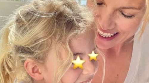 Μπιάνκα και Κάρολος Κρασσά: Τα κατάξανθα παιδιά της Βίκυς Καγιά κάνουν ιππασία στην παραλία