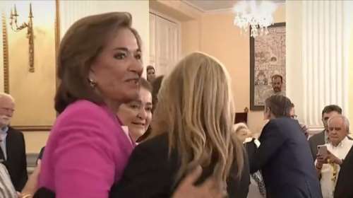 Ντόρα Μπακογιάννη: &quot;Πάντα άξιος&quot; - Η θερμή αγκαλιά στη Μαρέβα και η συγκίνηση στην ορκωμοσία του αδελφού της