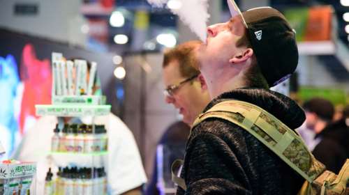 Κάπνισμα και άτμισμα αυξάνουν τον κίνδυνο για σοβαρή λοίμωξη από κορονοϊό