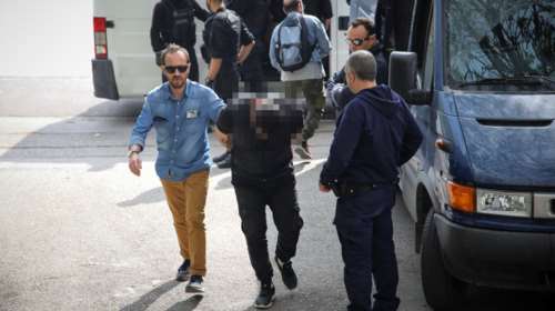 Χειροπέδες σε κύκλωμα ναρκωτικών που έκανε και ...συλλογή όπλων [εικόνες]