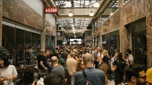 Γιατί γεμίζουν ξανά τα θέατρα και οι κινηματογράφοι της Αθήνας