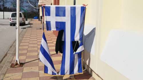 Απαράδεκτο: Δύο 14χρονοι έσκισαν και κατέβασαν την ελληνική σημαία από σχολείο στη Θέρμη