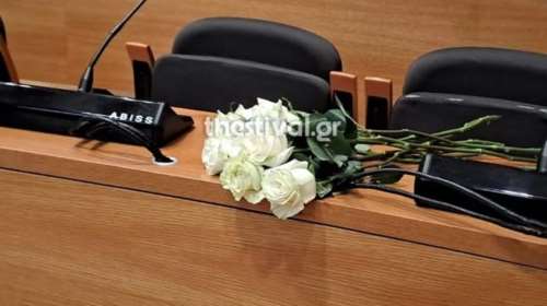Θεσσαλονίκη: Ενός λεπτού σιγή και 9 λευκά τριαντάφυλλα στο Δημοτικό Συμβούλιο στη μνήμη του Γιάννη Μπουτάρη