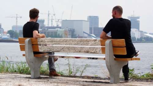 &quot;Benched&quot;: Αυτό είναι το πρώτο παγκάκι με απόσταση ασφαλείας λόγω κορονοϊού! [Εικόνες]