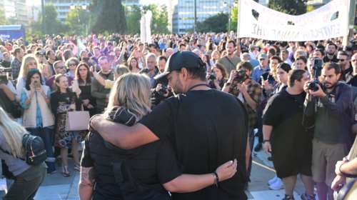 Πάνος Ρούτσι: Πλήθος κόσμου στη νέα συγκέντρωση αλληλεγγύης στο Σύνταγμα [εικόνες]