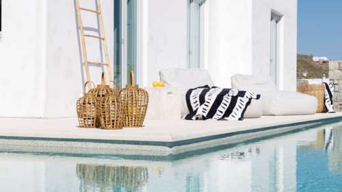 Μια υπέροχη κατοικία στον Ορνό της Μυκόνου- Λευκές επιφάνειες και υπέροχη θέα στη θάλασσα