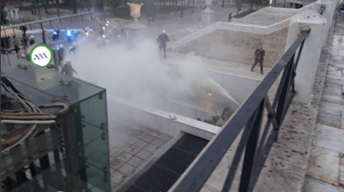 Ένταση με αντιεξουσιαστές στο Σύνταγμα - Εννιά προσαγωγές [Εικόνες]