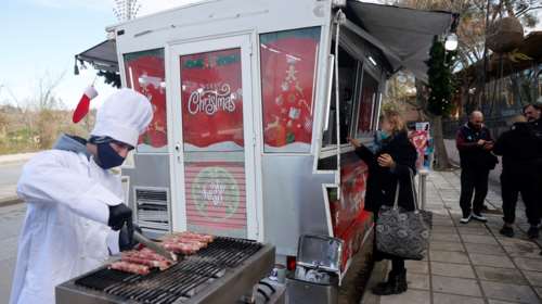 &quot;Γιορτές σημαίνει αγκαλιά&quot;: Δωρεάν φαγητό τις γιορτές από καντίνα που θα σταθμεύει σε γειτονιές