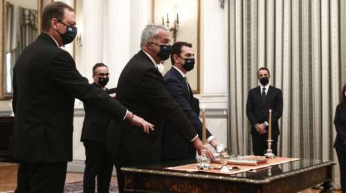 Ολοκληρώθηκε η ορκωμοσία των νέων μελών της κυβέρνησης: Σε τρεις ομάδες, με rapid test