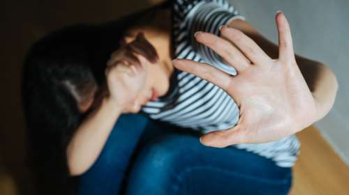 Αίγιο: 32χρονη κατήγγειλε για ξυλοδαρμό τον πρώην σύντροφό της - Τη χτύπησε έξω από σούπερ μάρκετ