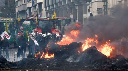 Συγκρούσεις των διαδηλωτών αγροτών με την αστυνομία έξω από το Ευρωπαϊκό Κοινοβούλιο