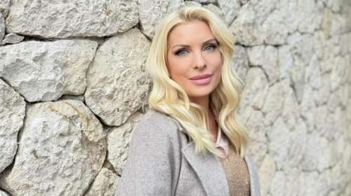 Πριν από 54 χρόνια: Όταν η Ελένη Μενεγάκη ήταν ένα γλυκό κοριτσάκι, δύο ετών με μπουκλάκια