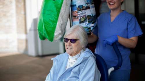 Συγκινητικό βίντεο: Γιαγιά 81 ετών θεραπεύτηκε και οι νοσοκόμες την χειροκροτούν και της τραγουδούν [βίντεο]