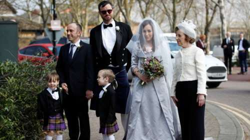 O Τζούλιαν Ασάνζ παντρεύτηκε τη σύντροφό του στη φυλακή - το ονειρικό πανάκριβο νυφικό και οι μόλις 4 καλεσμένοι