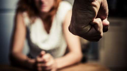 Θεσσαλονίκη: Άγριος ξυλοδαρμός γυναίκας από τον σύζυγό της - Βγήκε μισόγυμνη και ματωμένη στον δρόμο για να γλιτώσει
