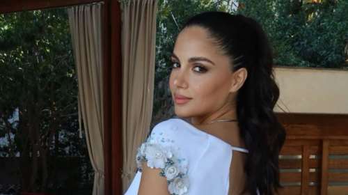 Η Αλεξάνδρα Νίκα με mini λευκό φόρεμα που αναδεικνύει τη φουσκωμένη κοιλιά της στο baby shower