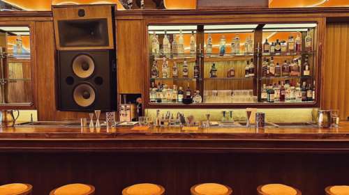 Εκεί θα βγαίνουν σύντομα όλοι: Το ιστορικό ζαχαροπλαστείο που έγινε ένα καταπληκτικό μπαρ