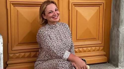 Η Νάνσυ Ζαμπέτογλου φόρεσε το Zara τζιν παντελόνι που θα κάνει τα πόδια σου να φαίνονται πιο ψηλά