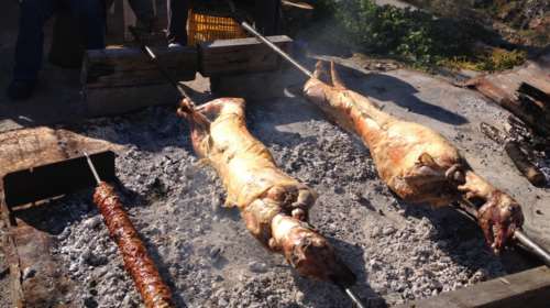 Το διαφορετικό των Ελλήνων Πάσχα λόγω κορονοϊού: Η ανάσταση στα μπαλκόνια και οι... μοναχικές σούβλες (εικόνες &amp; βίντεο)
