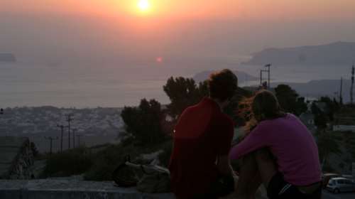 Σαντορίνη: Με αποστάσεις ασφαλείας θα φωτογραφίζουν το ηλιοβασίλεμα!