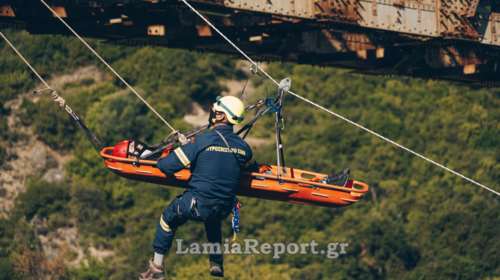 Γοργοπόταμος: Αλεξιπτωτιστής &quot;κρεμάστηκε&quot; στη γέφυρα - Δείτε την εντυπωσιακή διάσωση [Βίντεο]