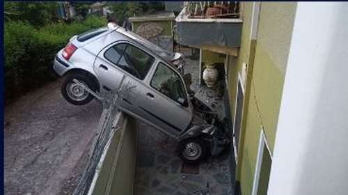 Αγρίνιο: Πρωτοφανές τροχαίο με αυτοκίνητο που πέρασε περίφραξη  και &quot;προσγειώθηκε&quot; σε αυλή σπιτιού