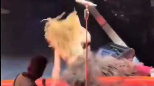 Η Σακίρα έφαγε τούμπα στη σκηνή και την αποθέωσαν για την αντίδρασή της [βίντεο]