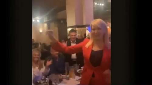 Ξεφάντωσε η Τζάκρη μετά τη διάσπαση του ΣΥΡΙΖΑ - Δείτε την να χορεύει &quot;Μου’ φαγες όλα τα δαχτυλίδια&quot; [βίντεο]