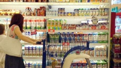 Οι Ελληνες έκοψαν το γάλα λόγω πληθωρισμού; Μείωση πωλήσεων που αγγίζει το 15%