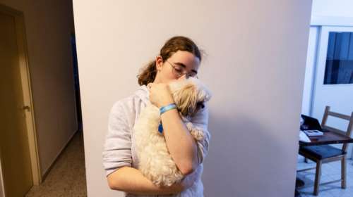 Ισραήλ: Η συγκινητική ιστορία της ομήρου που έμεινε στα τούνελ της Χαμάς μαζί με το σκυλάκι της- Κατάφερε να το σώσει