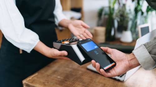 ΑΑΔΕ: Ε-mail σε 136.673 επαγγελματίες και επιχειρήσεις που δεν έχουν διασυνδέσει ταμειακή με POS