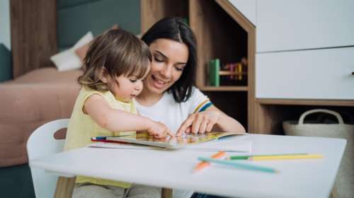 Νταντάδες της γειτονιάς: Άνοιξε η πλατφόρμα για τους γονείς - Ποιοι είναι οι δικαιούχοι