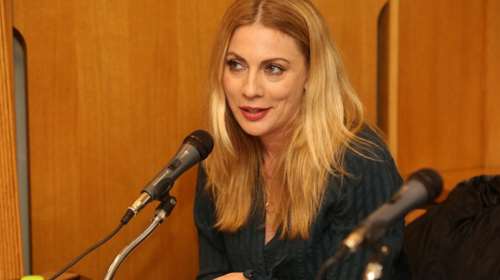 Σμαράγδα Καρύδη: Με κορονοϊό σε καραντίνα η ηθοποιός