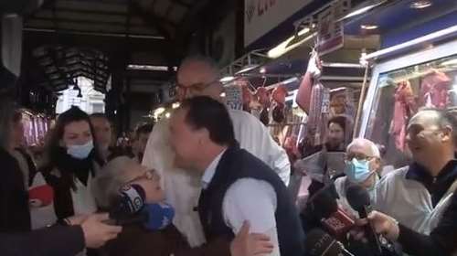&quot;Κούκλος είσαι, κούκλος, σ’ αγαπώ&quot;: Η αποθέωση του Άδωνι Γεωργιάδη από ηλικιωμένη στη Βαρβάκειο [βίντεο]