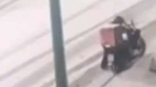 Οργή στο Twitter για ντελιβεράδες που παλεύουν στον χιονιά  - &quot;Μην παραγγέλνετε, βράστε κάνα αβγό Αντουανέτες&quot; [Βίντεο]