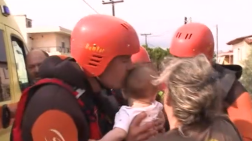 Κακοκαιρία Εύβοια:Συγκλονίζει ο διασώστης που φιλάει και παραδίδει μωράκι στους γονείς του [Βίντεο]