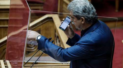 Εκπληξη στη Βουλή: Ο Πολάκης έβαλε τραγούδι του Καζαντζίδη... και η άρση ασυλίας του απορρίφθηκε