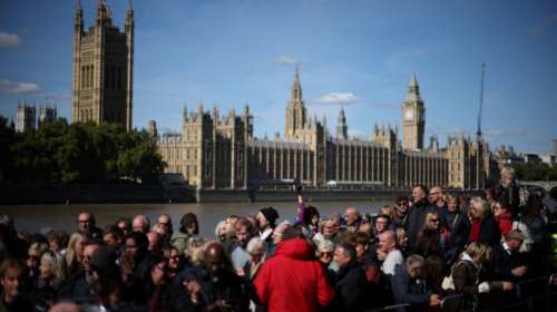 Πάνω από 24 ώρες αναμονή για να προσκυνήσουν τη σορό της Ελισάβετ – Έκκληση να μη συρρέει άλλος κόσμος