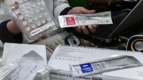 Γιατί ματαιώθηκε ο δεύτερος διαγωνισμός για τα self test: Παρακάμπτουν τους μεσάζοντες και εξασφαλίζουν τιμή κάτω από 2 ευρώ