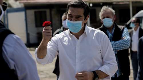 Ο Τσίπρας με μάσκα και γαρύφαλλο στο Πέραμα για την εργατική Πρωτομαγιά [εικόνες]