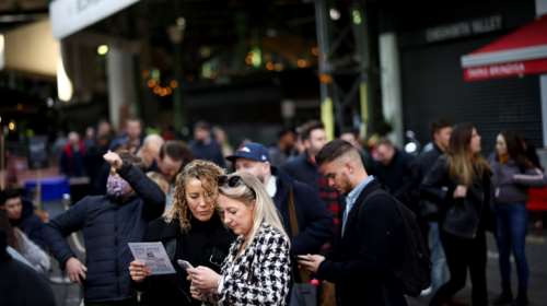 Στην ουρά από τις 9 το πρωί οι Σκωτσέζοι στις παμπ για να γιορτάσουν την &quot;επιστροφή στην κανονικότητα&quot;