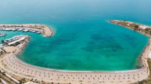 Γαλάζιες σημαίες στην Αττική: Αυτές είναι οι 15 πιο καθαρές παραλίες στο Λεκανοπέδιο