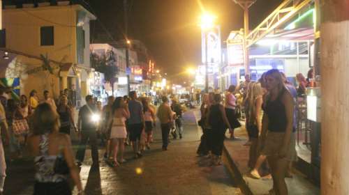 Daily Mail: 31χρονη Βρετανίδα καταγγέλλει ότι βιάστηκε ομαδικά από Βέλγους στο Φαληράκι της Ρόδου