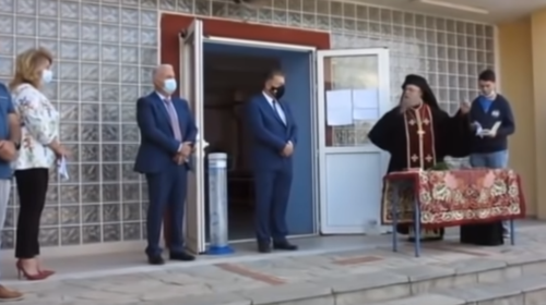 Αγιασμός στο Αμύνταιο: Καβγάς αρχιμανδρίτη με την λυκειάρχη - &quot;Να κρατάω το σταυρό του Χριστού και να φοράω μάσκα;&quot;