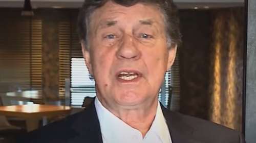 &quot;Happy Birthday Ελλάδα&quot;: Ο Ότο Ρεχάγκελ τραγουδάει για την επέτειο του Euro 2004 [Βίντεο]