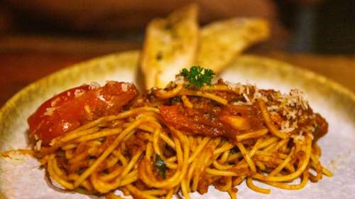 Ναπολιτάνα της στιγμής: Η ονειρική μακαρονάδα του Άκη είναι η καλύτερη απάντηση στο &quot;τι να φτιάξω για βράδυ&quot;